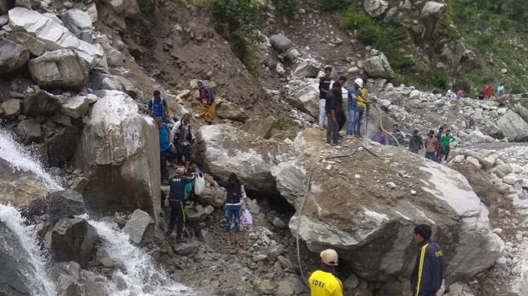 बारिश से बेहाल उत्तराखंड, टूटकर गिर रहे पहाड़
