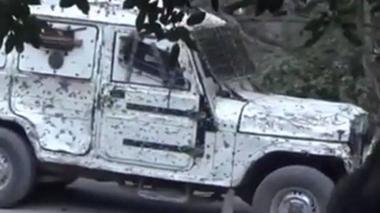 पत्थरबाजों ने जवानों पर फेंके पेट्रोल बम