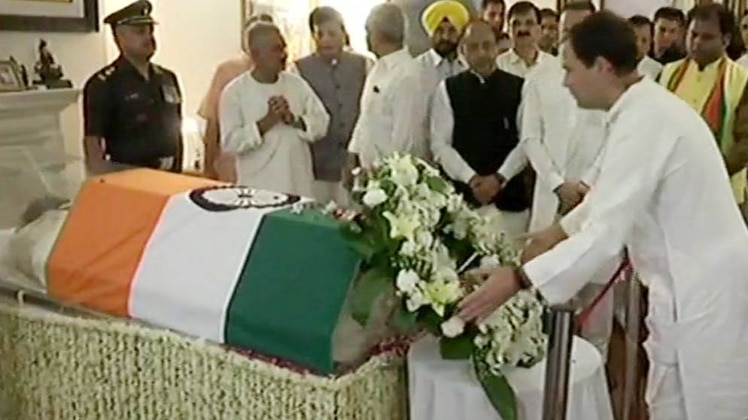 अटल को श्रद्धांजलि देते हुए राहुल गांधी