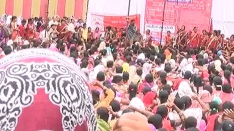 रायपुर में प्रदर्शन करती महिलाएं