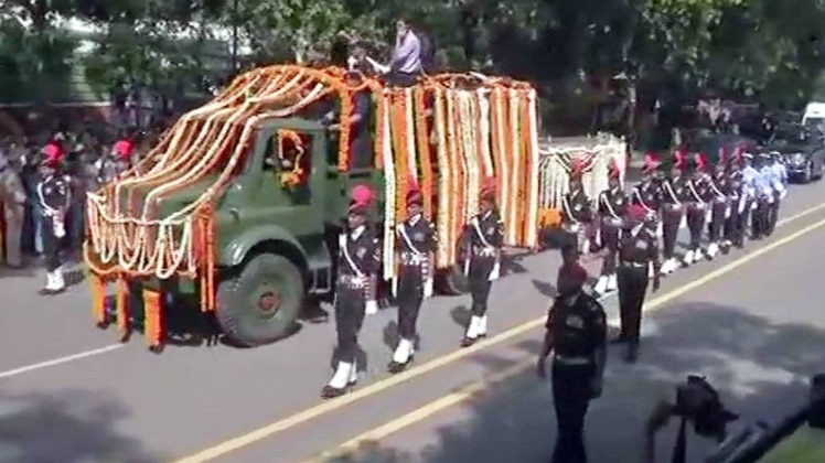 अंतिम सफर पर अटल