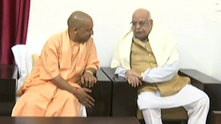 यूपी के सीएम योगी ने घर जाकर दी बधाई