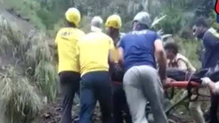 100 शहर 100 खबर: उत्तराखंड में लैंडस्लाइड की चपेट में आया ट्रैवलर