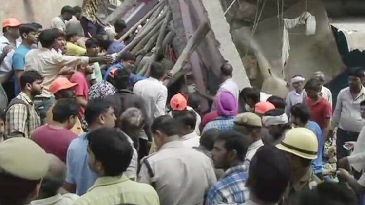 भरभरा कर गिरी चार मंजिला इमारत(फोटो साभर- एएनआई)