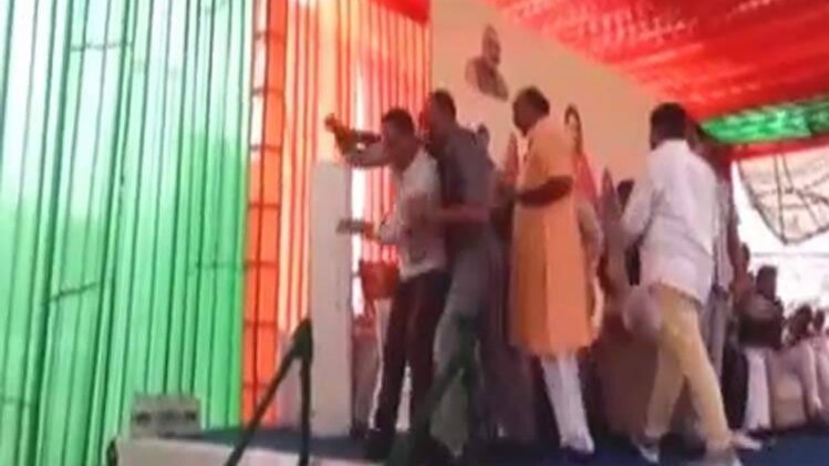 ...जब मंच पर CM वसुंधरा के सामने नेताओं के बीच हुई हाथापाई