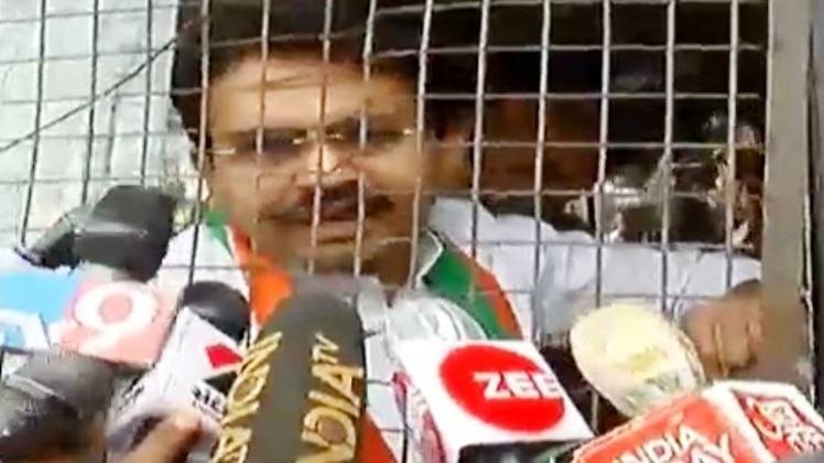 अहमदाबाद में कांग्रेस कार्यकर्ताओं को हिरासत में लिया गया