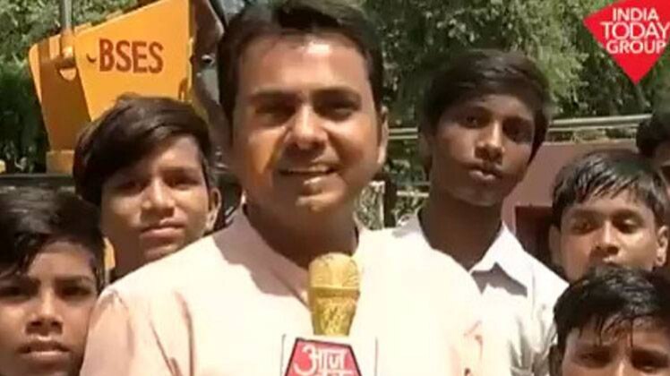 प्रधानमंत्री नरेंद्र मोदी का स्कूल में श्रमदान