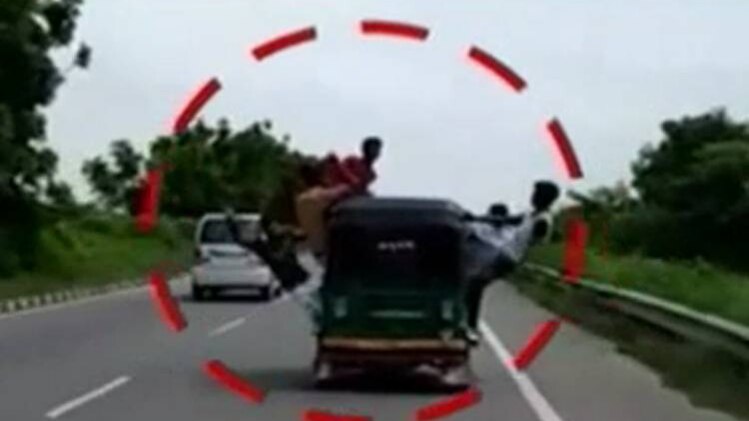 नेशनल हाईवे पर ऑटो में स्टंटबाज गुंडों की दबंगई