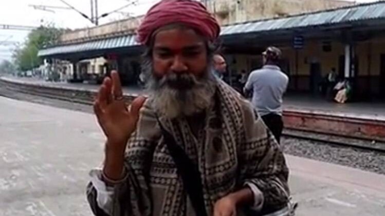 इस भिखारी ने अंग्रेजी में बताया कि बेरोजगारी से है परेशान