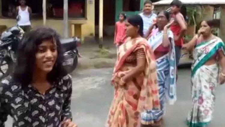 घरों से बाहर निकले लोग