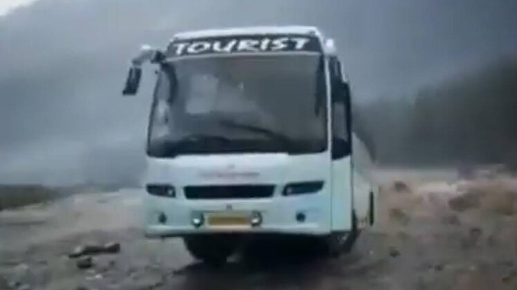 बस पानी में तिनके की तरह बह गई