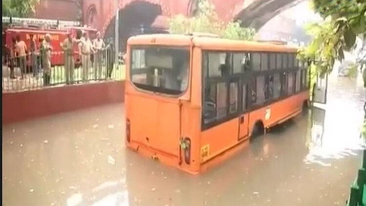 पानी में फंसी बस