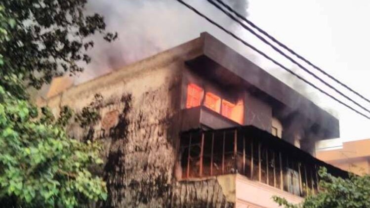 दिल्ली: उद्योग नगर इलाके में दो फैक्ट्रियों में लगी आग पर काबू