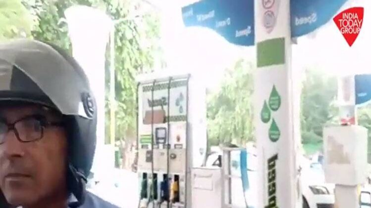 पेट्रोल के दाम बढ़ने से लोग परेशान