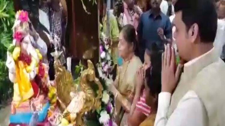देवेंद्र फडणवीस ने परिवार संग की गणपति पूजा