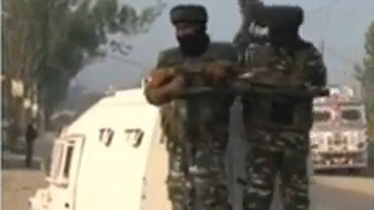 सुरक्षाबलों ने तीनों आतंकियों को घेर लिया था.