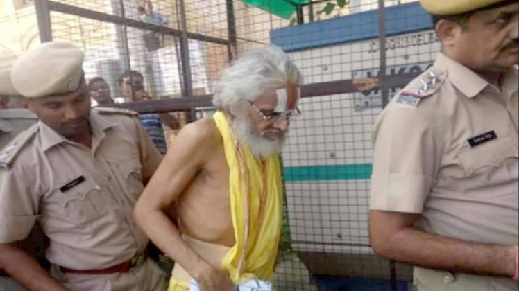 कोर्ट में लगातार फलाहारी बाबा रोता रहा