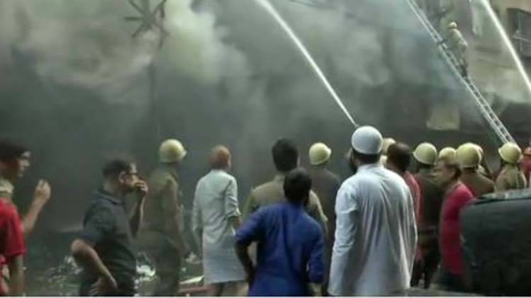 कोलकाता के बाजार में लगी भीषण आग