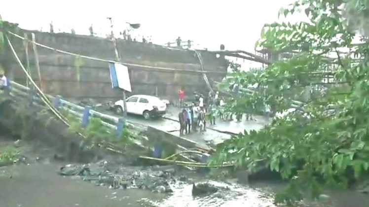 कोलकाता में पुल हादसा