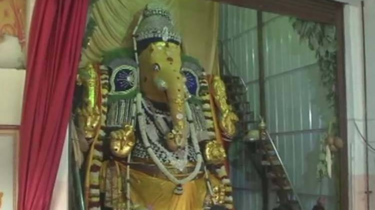 देशभर में गणेश चतुर्थी की धूम, लाल बाग के राजा के दर में जुटे श्रद्धालु