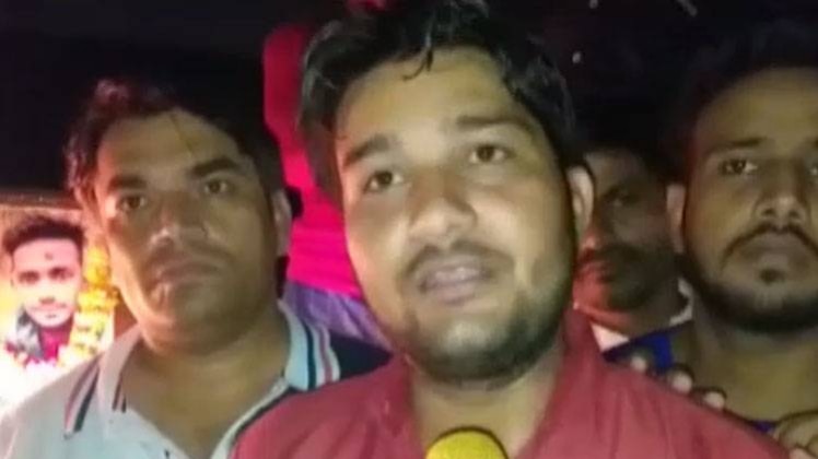 लोगों ने निकाला कैंडल मार्च