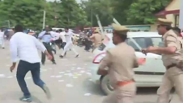 यूनिवर्सिटी में हिंसक छात्रों पर कार्रवाई करती पुलिस