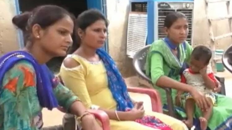 मजदूर के परिवार के लोग