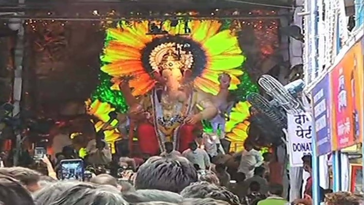 गणेश चतुर्थी: लालबाग के राजा के दर्शन के लिए उमड़ी भक्तों की भीड़
