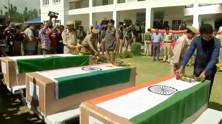 आतंकियों ने शोपियां से तीन पुलिसकर्मियों अगवा कर उनकी हत्या  की