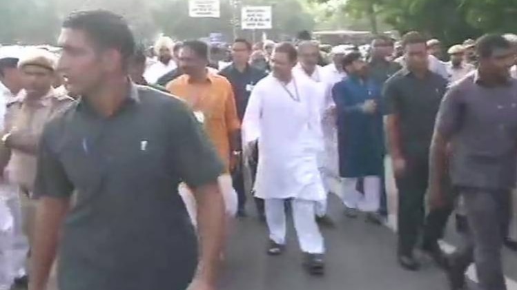 तेल की कीमतों पर भारत बंद, राहुल गांधी मार्च में हुए शामिल