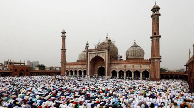 नमाज पढ़ते मुस्लिम समुदाय के लोग