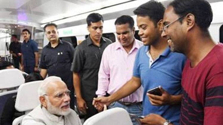 PM मोदी ने किया मेट्रो में आम लोगों के साथ किया सफर