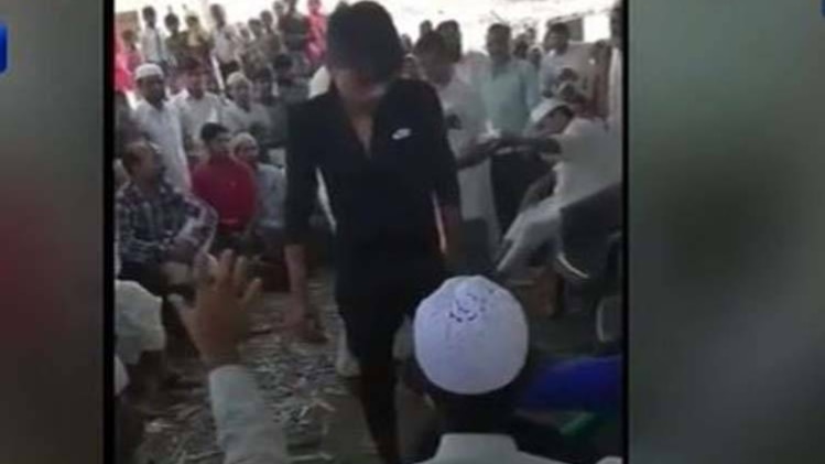 मुरादाबाद: पंचायत का तुगलकी फरमान, कोड़े मारने की सुनाई सजा