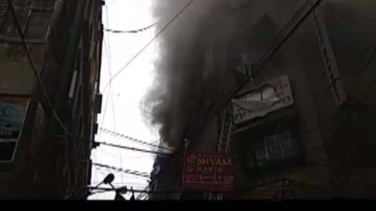 कोलकाता: मार्केट में लगी आग, जुटीं फायर ब्रिगेड की 30 गाड़ियां