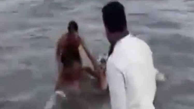 मुंबई मेट्रो: बांद्रा बीच पर समंदर में डूबती महिला का रेस्क्यू