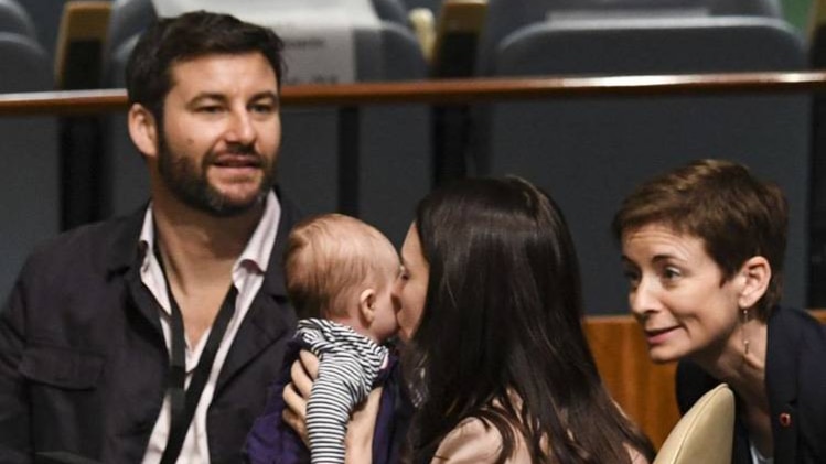 बच्ची के साथ न्यूजीलैंड की पीएम जेसिंदा आर्दर्न