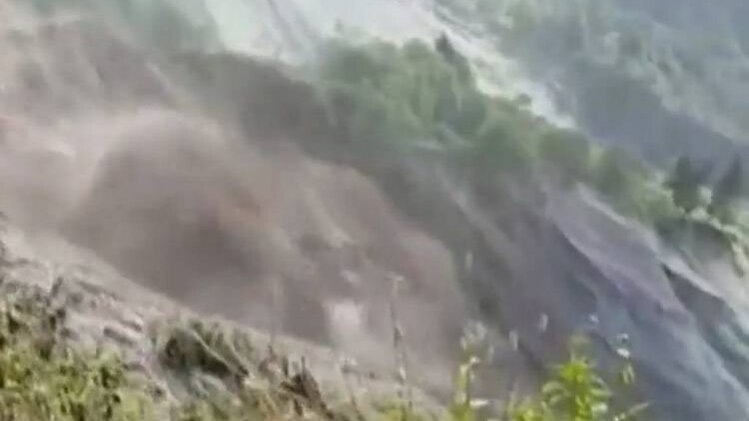 क्रांतिकारी बहुत क्रांतिकारी: पत्थरों का 'तूफान', खतरे में जान