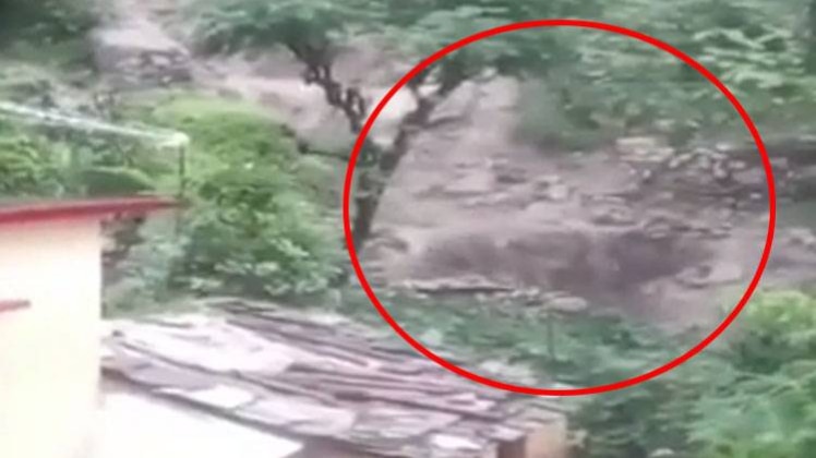 भूस्खलन ने रोकी पहाड़ पर जिंदगी