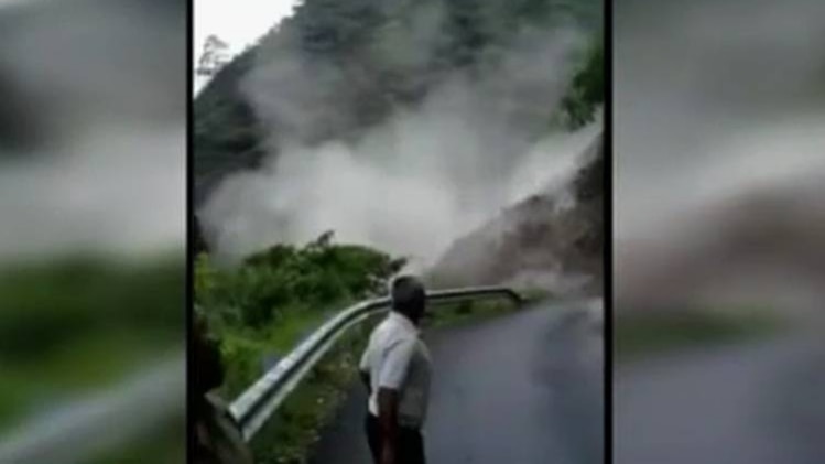 उत्तराखंड में भूस्खलन, पौड़ी गढ़वाल में भर भराकर गिरा पहाड़