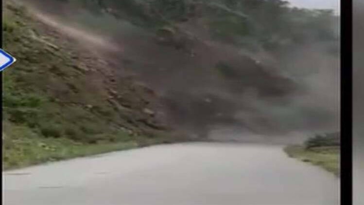 उत्तरी सिक्किम में लैंडस्लाइड से दरके पहाड़, सड़कों पर आया मलबा