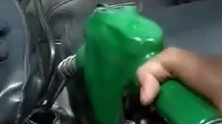 आओ बहस करें: दिल्ली में पेट्रोल-डीजल की मार