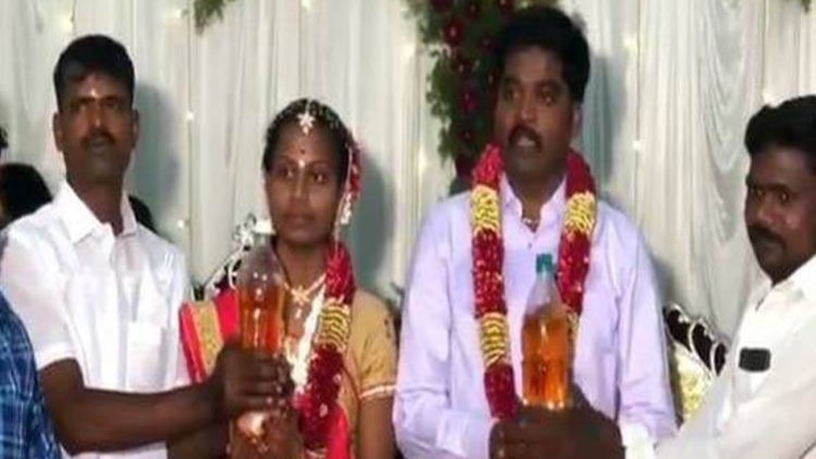 शादी में दूल्हा-दुल्हन को गिफ्ट में मिला 5 लीटर पेट्रोल