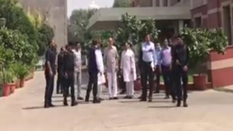 कैग के दफ्तर में जाते कांग्रेसी नेता