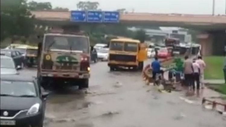 बारिश के बाद सड़कें बनीं तालाब