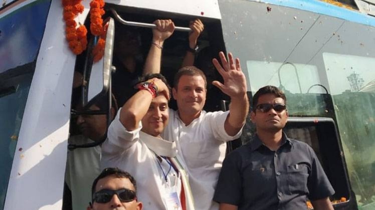 रोड शो के दौरान राहुल गांधी
