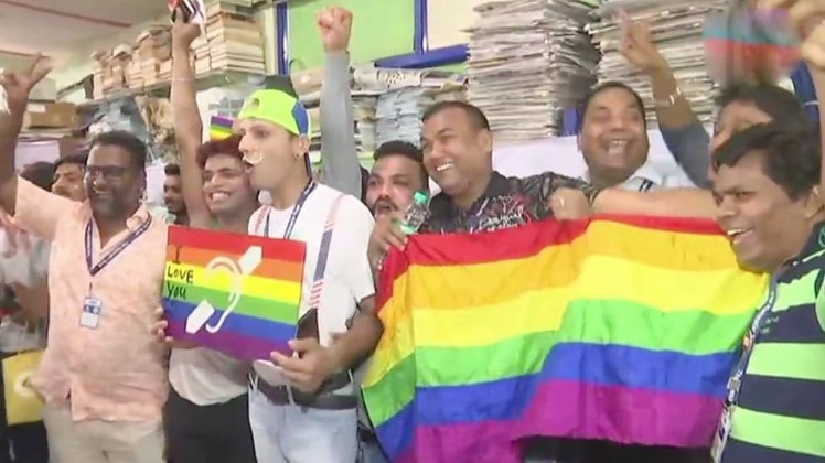 फैसला आने के बाद खुशी जताते एलजीबीटी समुदाय के लोग