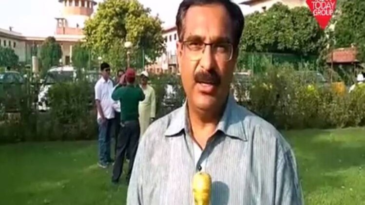 सीलिंग तोड़कर बुरे फंसे मनोज तिवारी