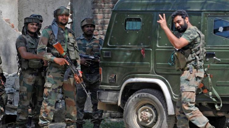 सर्च ऑपरेशन के दौरान जवान (Getty Images)