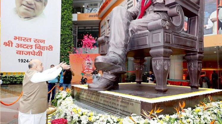 शाह ने आंबेडकर की प्रतिमा पर पुष्प चढ़ाकर नमन किया