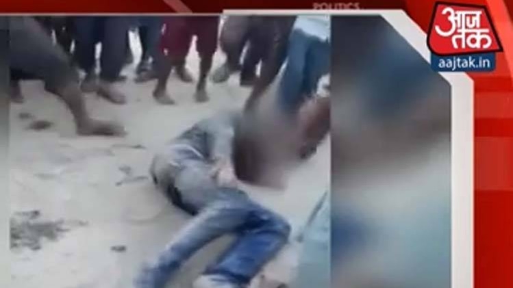 युवक की पिटाई करते लोग (वीडियो ग्रैब)
